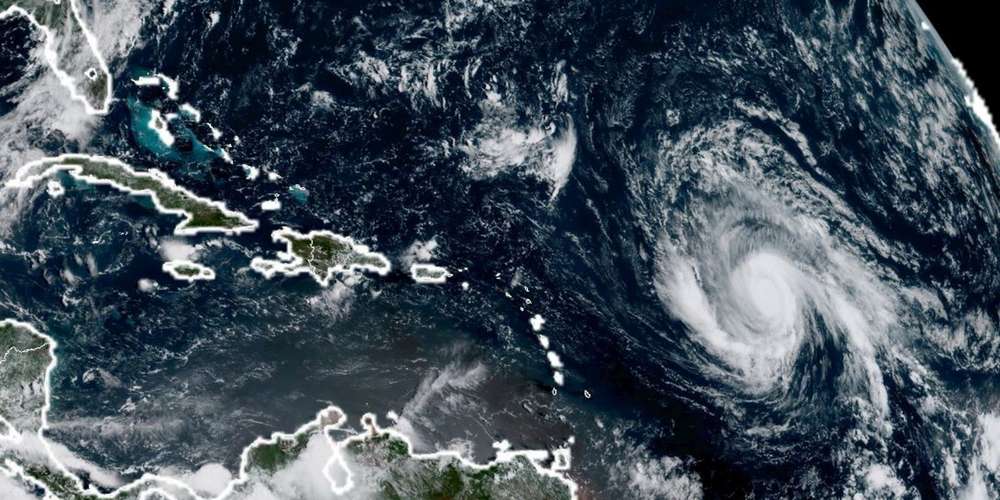 photo-satellite-de-l-ouragan-irma-s-approchant-des-petites-antilles